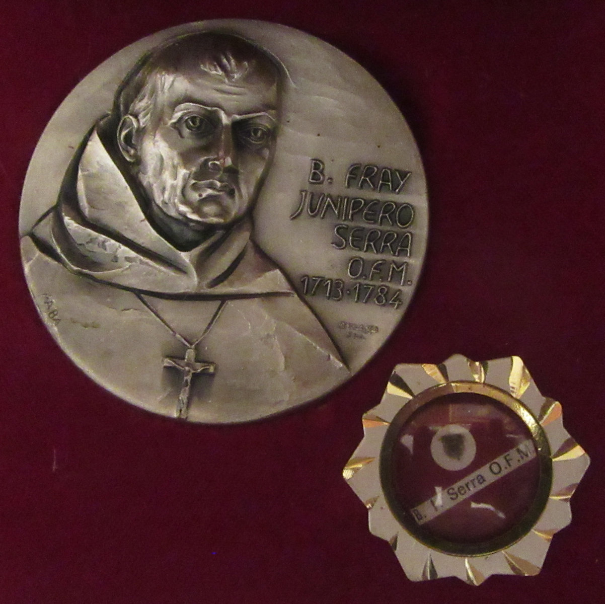 Reliquie und Medaille zur Seligsprechung, im Museum neben seinem Wohnhaus