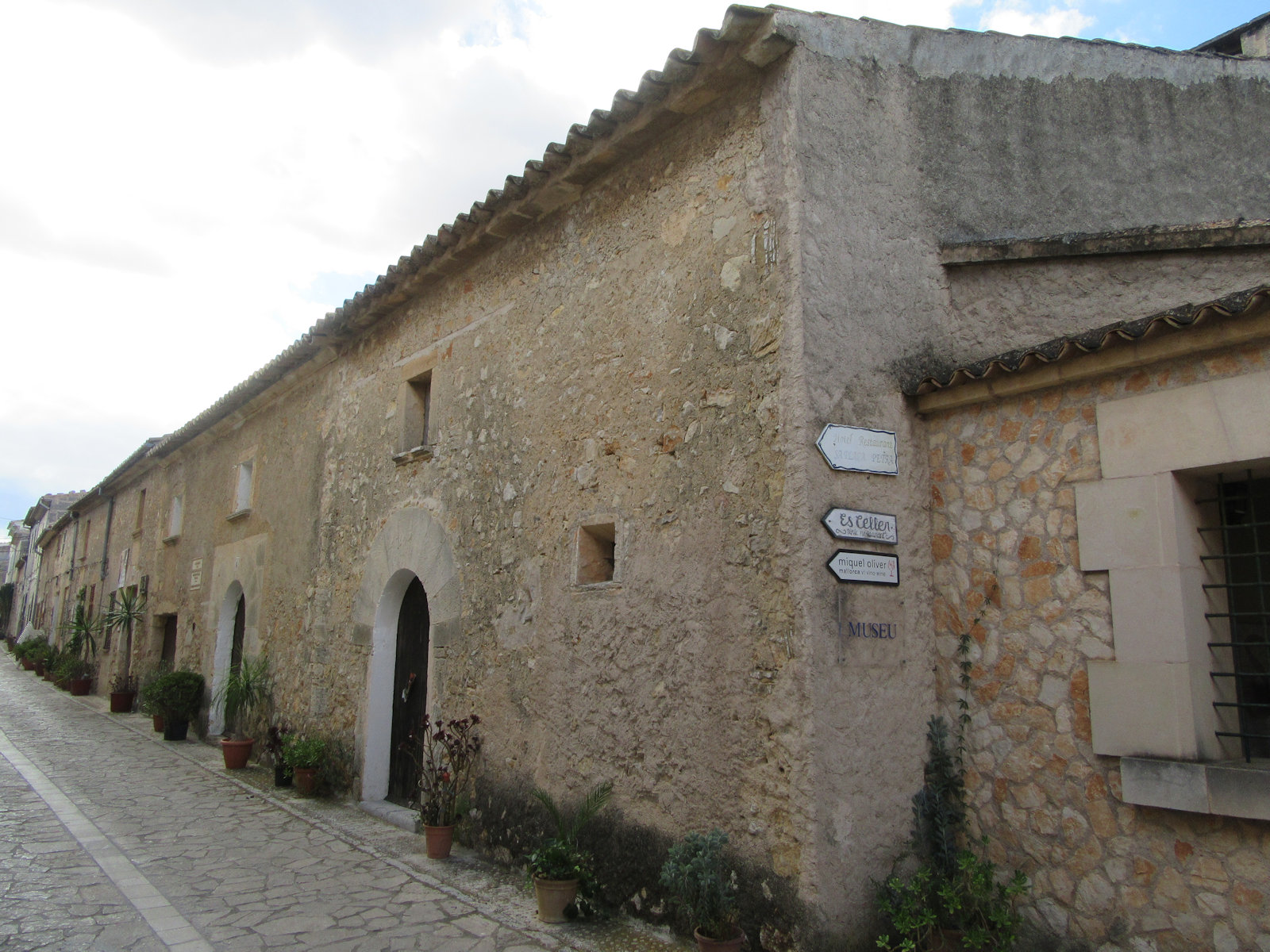 Juniperus' Wohnhaus (vorn) in Petra auf Mallorca