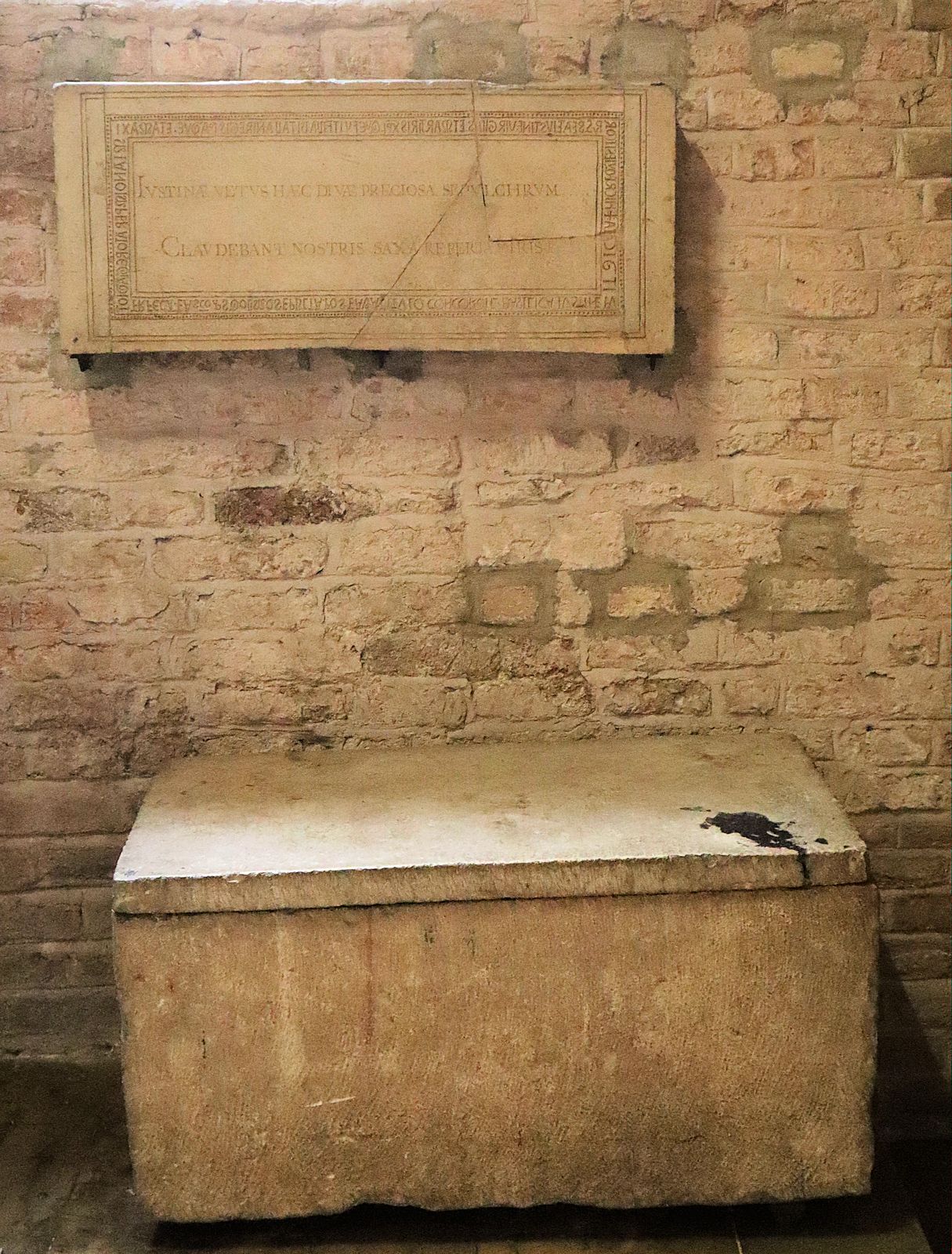 Justinas Sarkophag, in der im 6. Jahrhundert für die Gebeine von Justina und anderen Märtyrern erbauten und Prosdocimus geweihten Grabkapelle an derheutige Basilika Santa Giustina in Padua