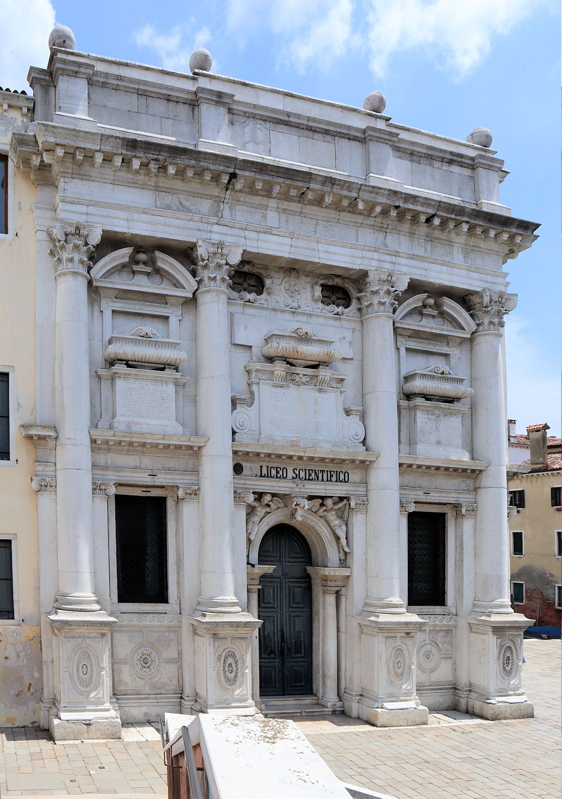 Fassade der ehemaligen Kirche Santa Giustina in Venedig
