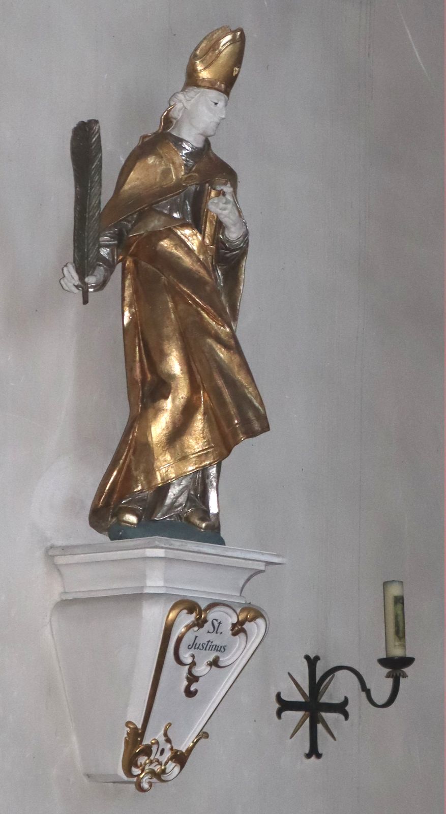 Statue in der Justinus geweihten Kirche in Alzenau