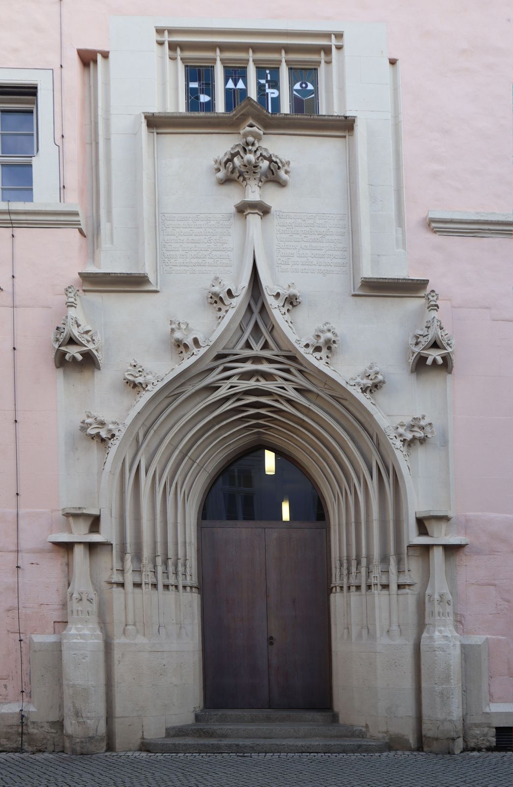 Portal des Collegiums Maius in Erfurt, heute Sitz des Landeskirchenamtes der Evangelisch-lutherischen Kirche