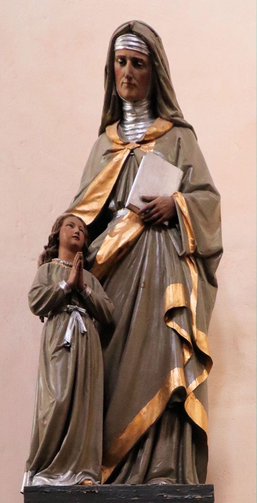 Statue: Jutta mit Hildegard von Bingen, in der Kirche des ehemaligen Klosters in Sponheim