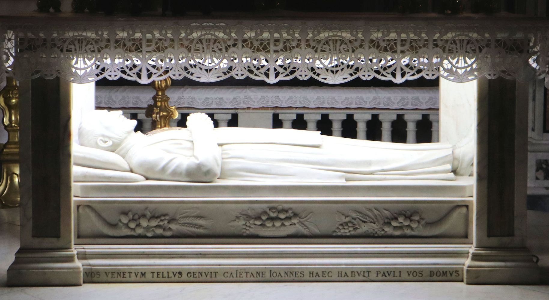 Liegefigur im Sanktuarium San Gaetano an der Kirche San Paolo Maggiore in Neapel