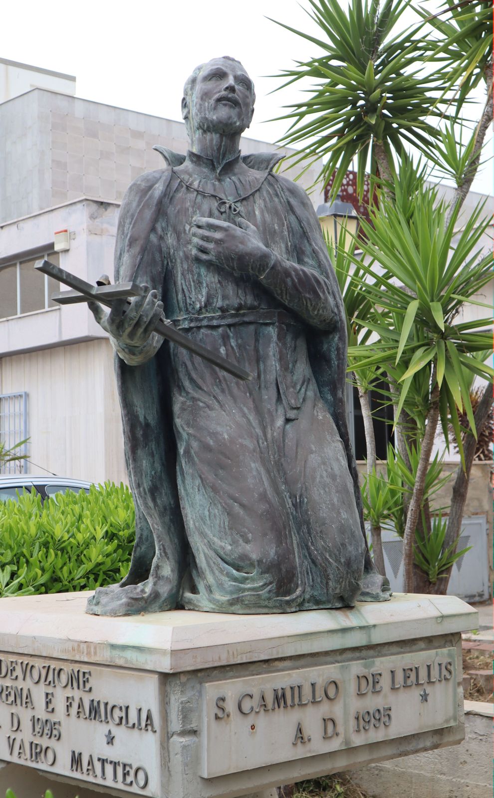 Denkmal vor der ehemaligen Kirche der Kapuziner in Manfredonia