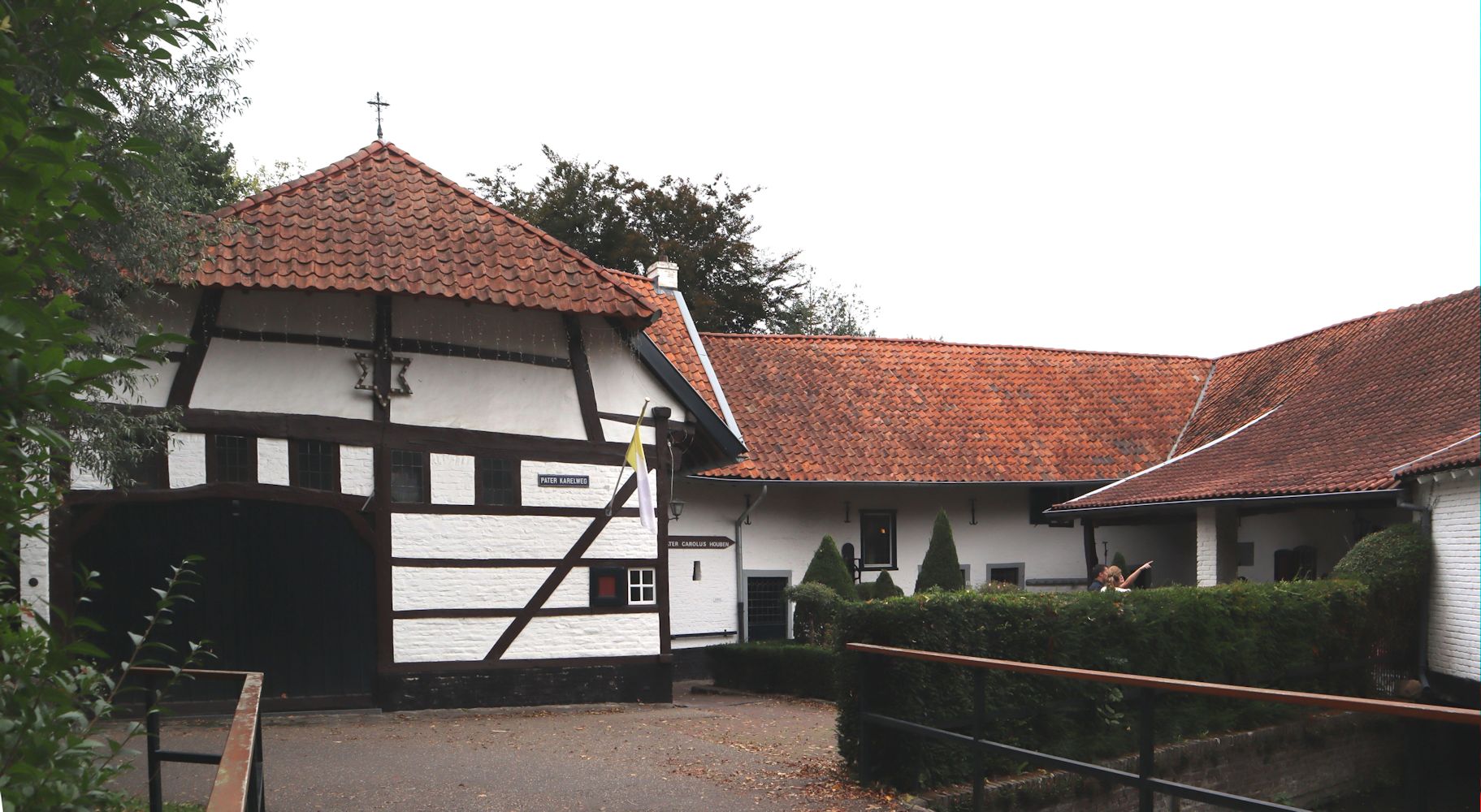 Geburtshaus von Johannes Andreas Houben (rechts) und Kapelle (links) in Munstergeleen