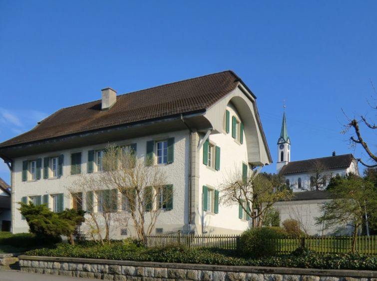 Pfarrhaus und Kirche in Safenwil