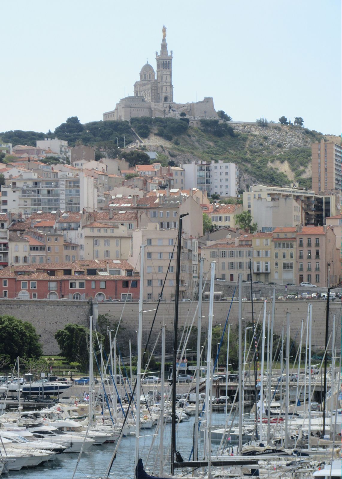Wallfahrtskirche Notre-Dame-de-la-Garde, thronend auf dem höchsten Hügel über Marseille