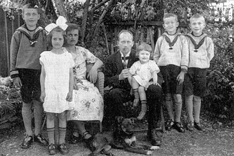 Stellbrink mit seiner Frau, seinen drei Kindern und mit zwei Pflegesöhnen (rechts)