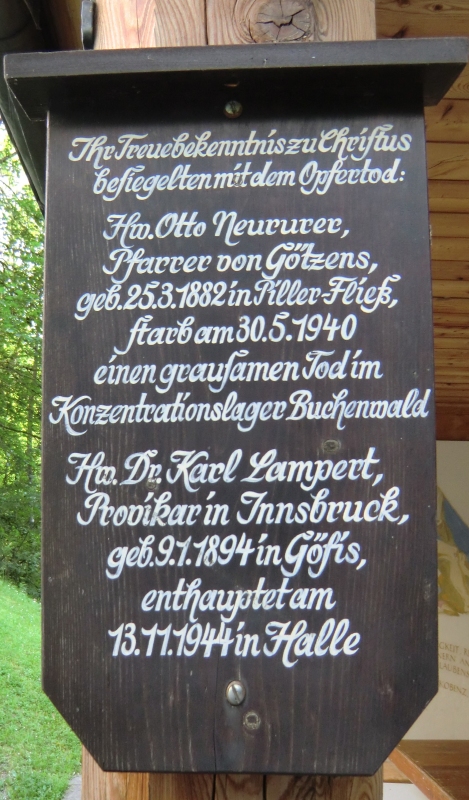 Gedenktafel für Otto Neururer und Carl Lampert bei der Heilig-Blut-Kapelle auf der Wallfahrtsstätte Georgenberg bei Fiecht in Tirol 