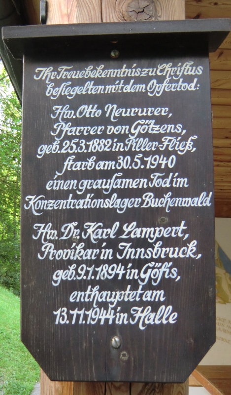 Gedenktafel für Otto Neururer und Carl Lampert bei der Heilig-Blut-Kapelle auf der Wallfahrtsstätte Georgenberg bei Fiecht in Tirol