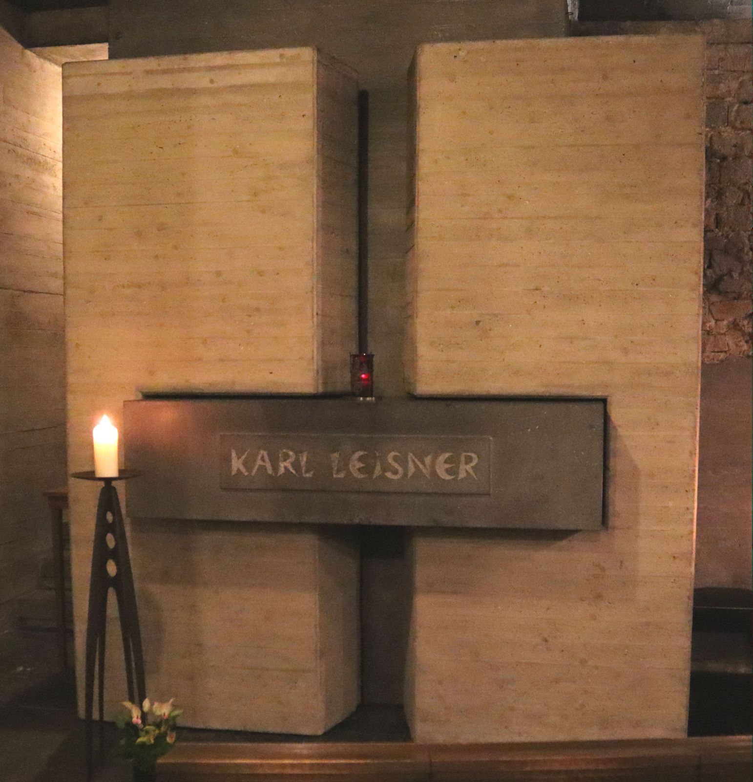 Leisners Grabstätte, 1994, in der „Märtyrerkrypta„ im Dom in Xanten