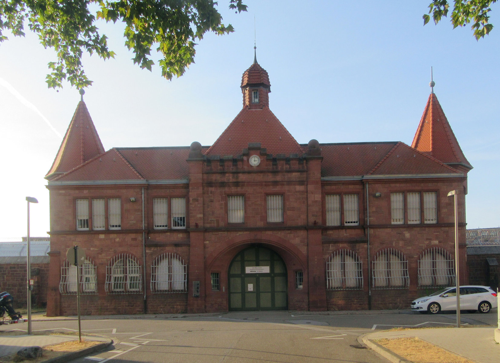 Haupteingang zum Gefängnis in Mannheim