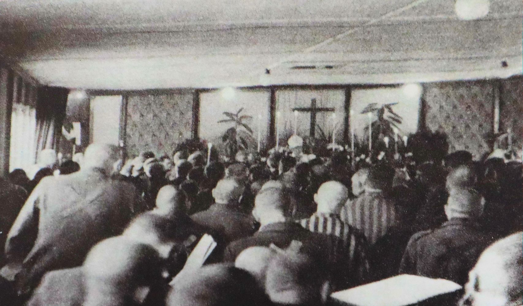 Kapelle, eingerichtet im Block 26, Messe nach der Befreiung, Foto in der Ausstellung im Konzentrationslager Dachau