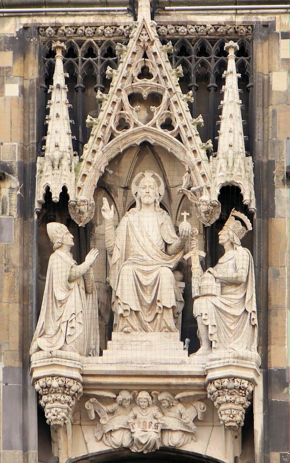 Figurengruppe: Christus mit Papst Leo III. und Kaiser Karl, um 1890, am Rathaus in Aachen