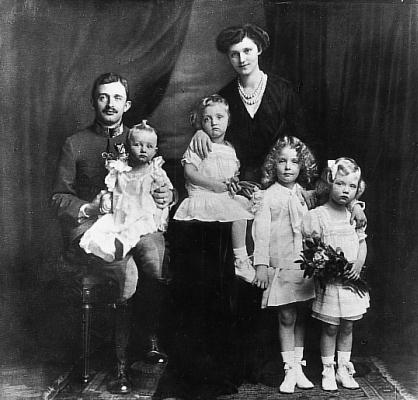 Kaiser Karl mit Kaiserin Zita und den Kindern Felix, Robert, Otto und Adelheid, 1917