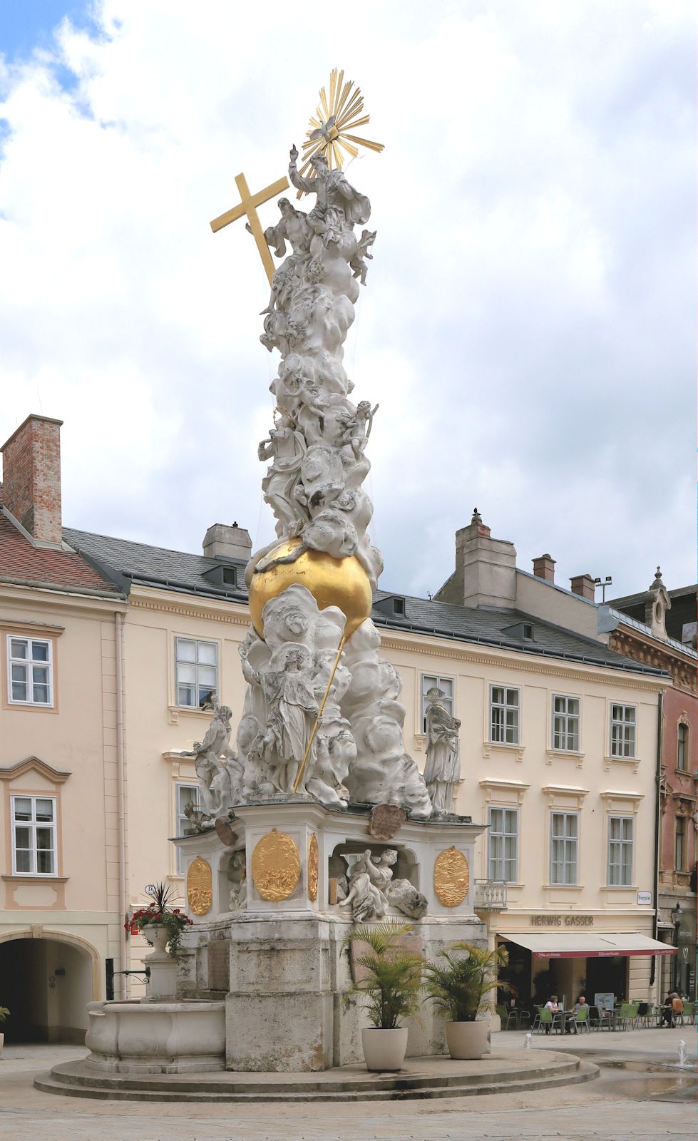 Pestsäule, 1714 bis 1718, dahinter das Kaiserhaus in Baden bei Wien