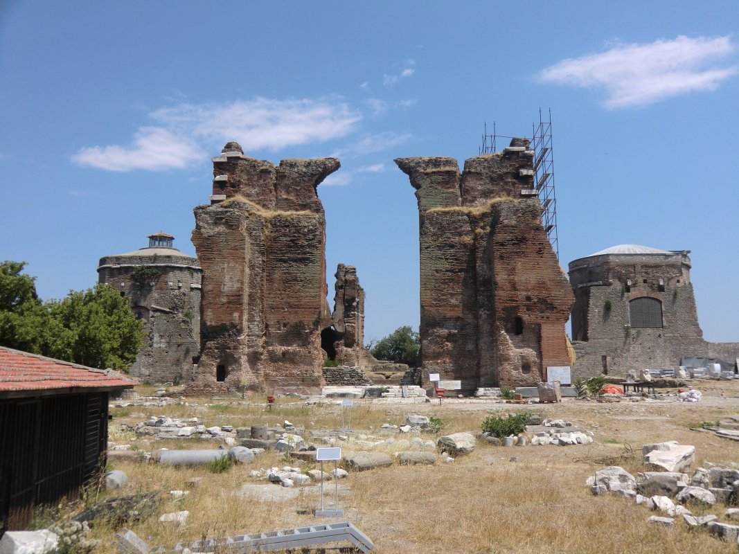 Die Reste der „Roten Halle”</a> von Pergamon, zusammen mit den zwei Rundbauten Anfang des 2. Jahrhunderts als Heiligtum - wohl des Serapis und der Isis - und Stätte des Kaiserkultes erbaut, im 4. Jahrhundert in eine Kirche umgewandelt