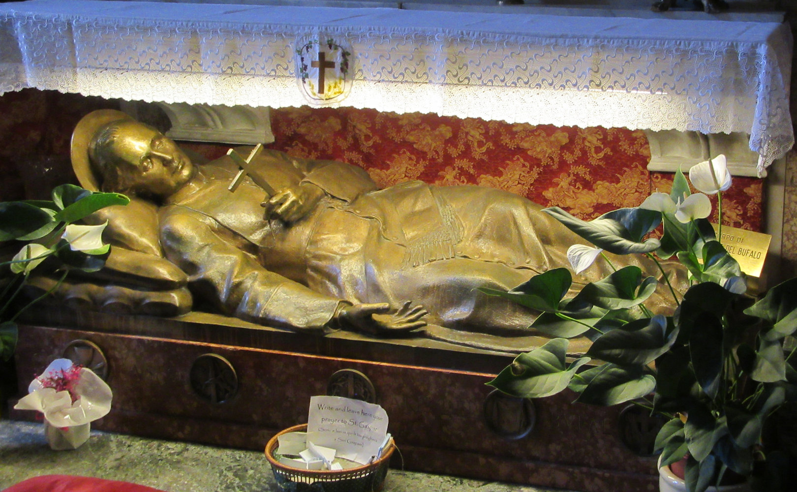Liegefigur mit Kaspars Gebeinen in der Kirche Santa Maria in Trivio in Rom