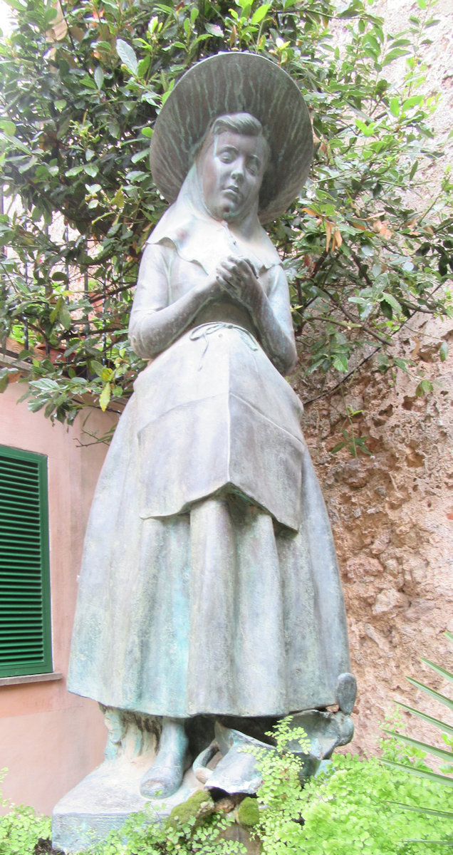 Statue zwischen Kirche und Geburtshaus in Valldemossa