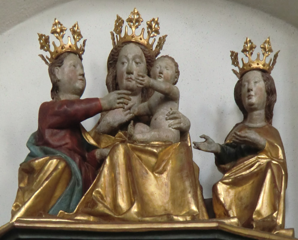 Statue: Die mystische Vermählung von Katharina (links) mit Jesus (dem Kind), rechts Barbara, 15. Jahrhundert, in der Kapuzinerkirche in Schwyz in der Schweiz
