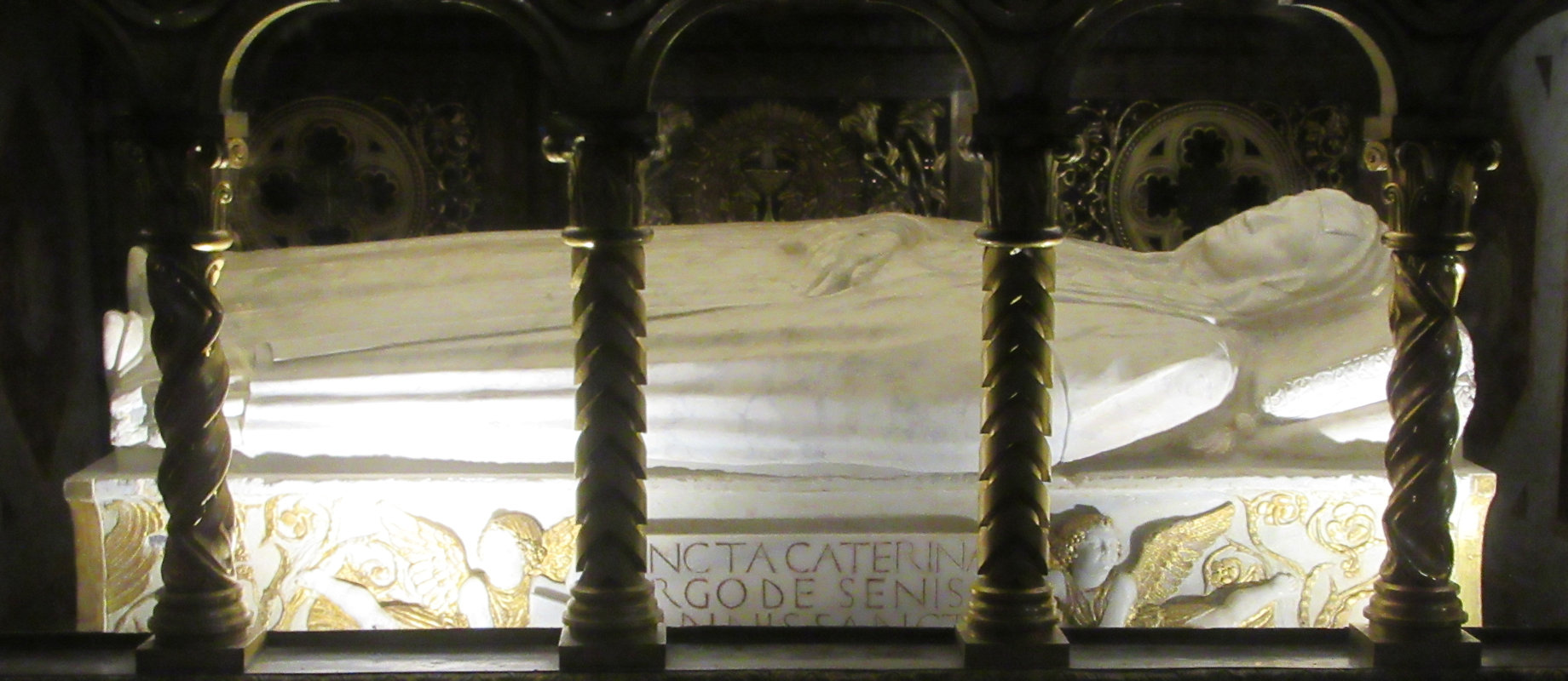 Schrein mit der Liegefigur der Katharina, 1430, in der Kirche Santa Maria sopra Minerva in Rom