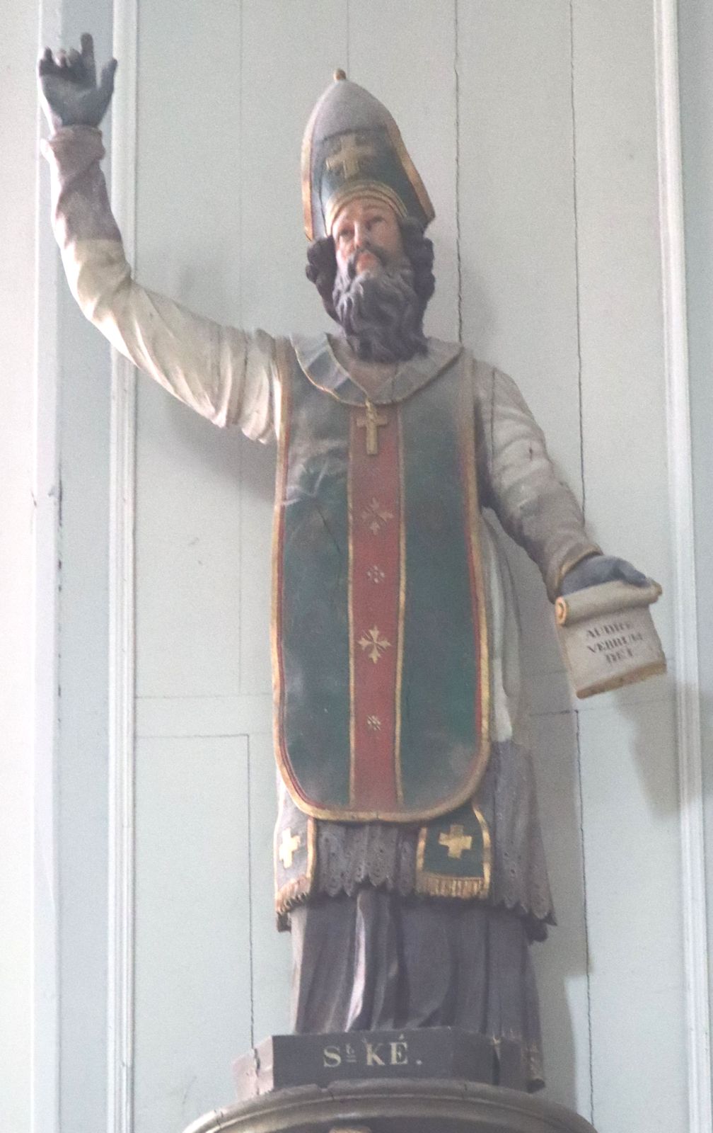 Statue in der Pfarrkirche in Cléder