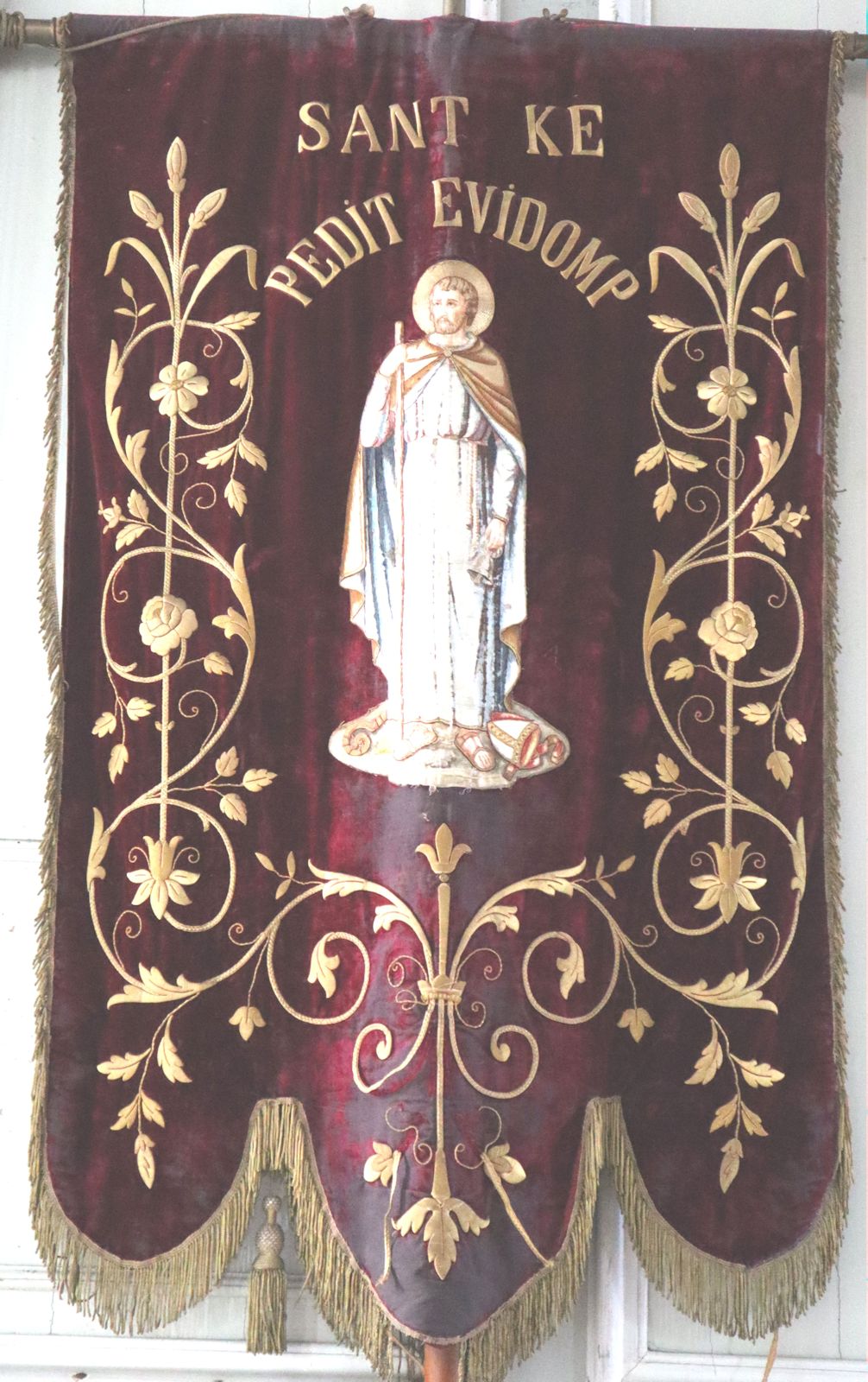 Wallfahrtsbanner in der Pfarrkirche in Cléder