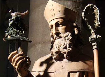 Statue in der Saint-Mungo-Church in Glasgow