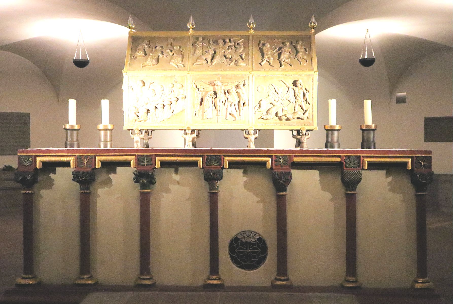 Heinrich Gerhard Bücker: Schrein mit den Reliquien von Kilian, Kolonat und Totnan, 1986/1987, auf einem frühgotischen Altar in der Kiliansgruft des Neumünsters in Würzburg