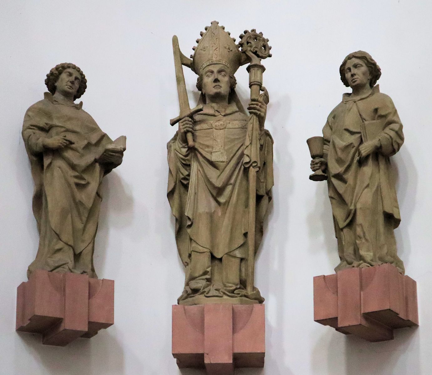 Statuen: Kilian (Mitte) mit Totnan (links) und Kolonat (rechts), um 1460, im Neumünster in Würzburg, Repliken der Statuen am Tor zur Festung Marienberg in Würzburg