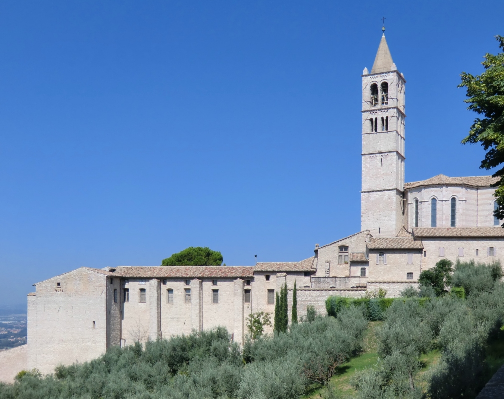 Kirche und Kloster Santa Chiara (Ostseite) in Assisi
