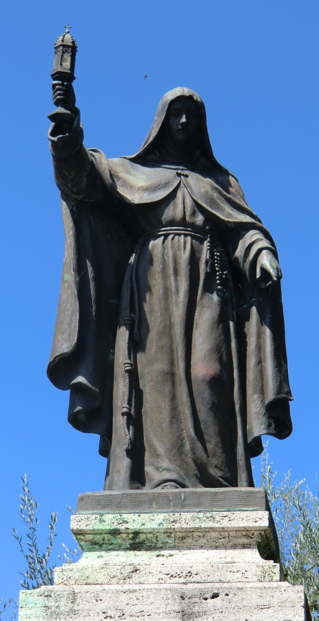 Klara-Statue vor Kirche und Kloster San Damiano