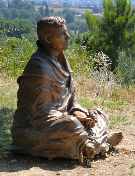 Fiorenzo Bacci: Franziskus, Bronestatue, 2006, vor dem Kloster San Damiano