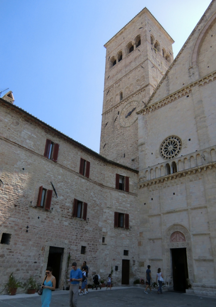 Klaras Geburtshaus, direkt neben der Kathedrale San Rufino in Assisi