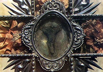 Silber-Reliquiar mit dem Bild des Gekreuzigten auf dem Herzen der Klara in der Kirche S. Chiara in Assisi