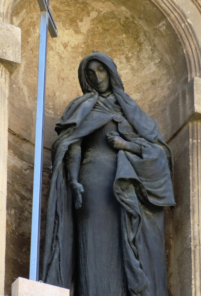 Statue an der Klara geweihten Kirche ihres Klosters in Montefalco