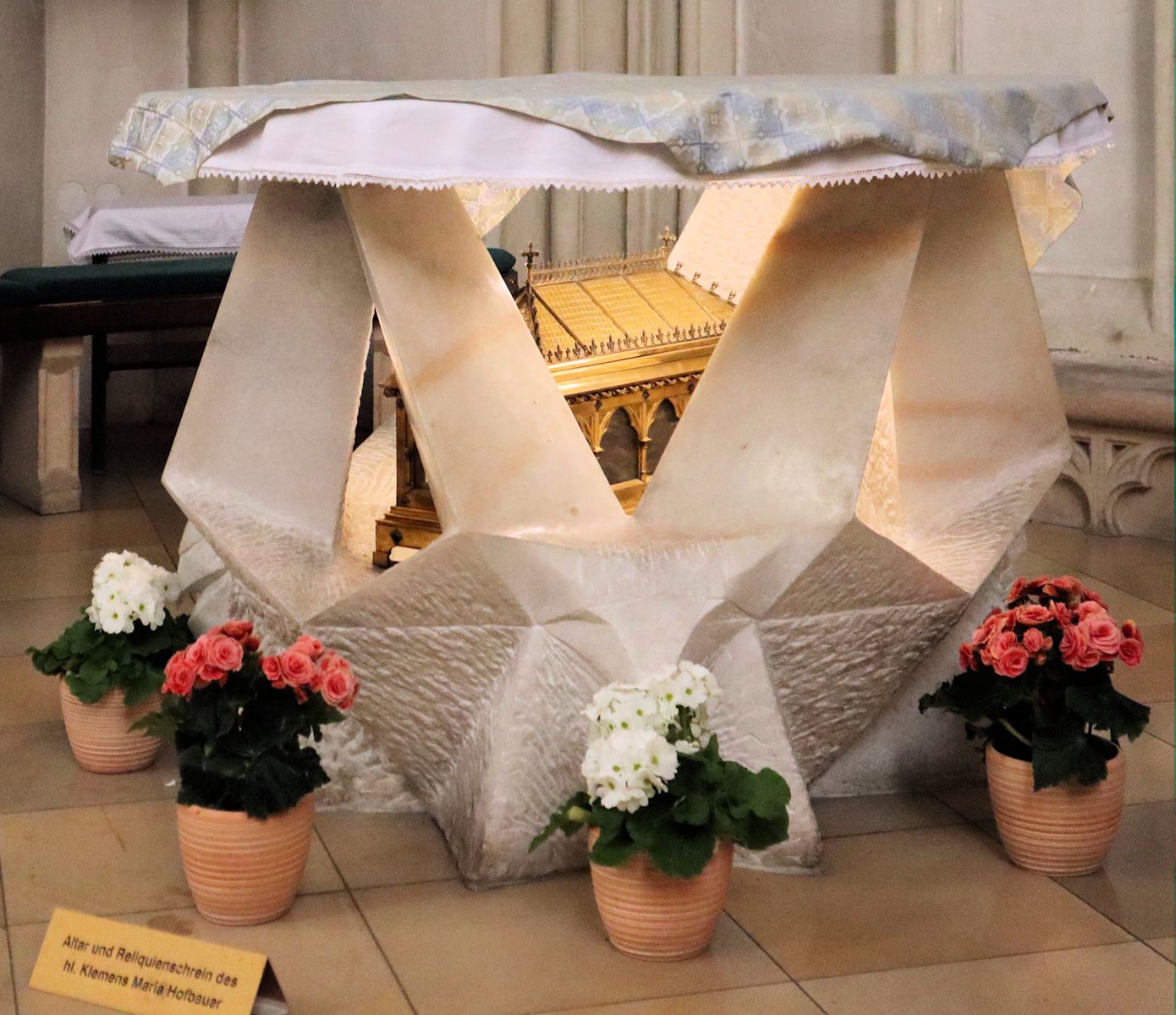 Altar und Reliquienschrein in der Kirche Maria am Gestade in Wien