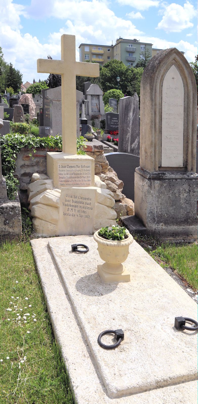Hofbauers - leeres - Grab auf dem „Romantikerfriedhof” in Maria Enzersdorf