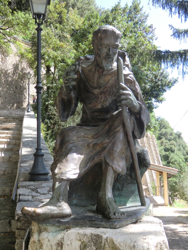Franziskus-Statue am Kloster bei Greccio