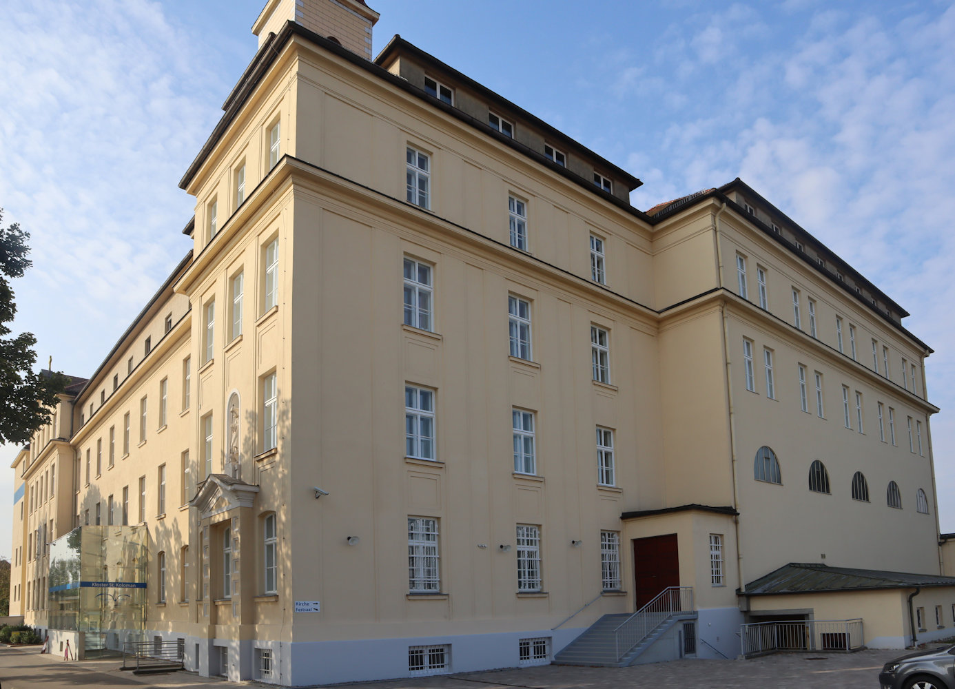 Kloster St. Koloman in Stockerau mit der nun eingebauten Kirche (rechts)