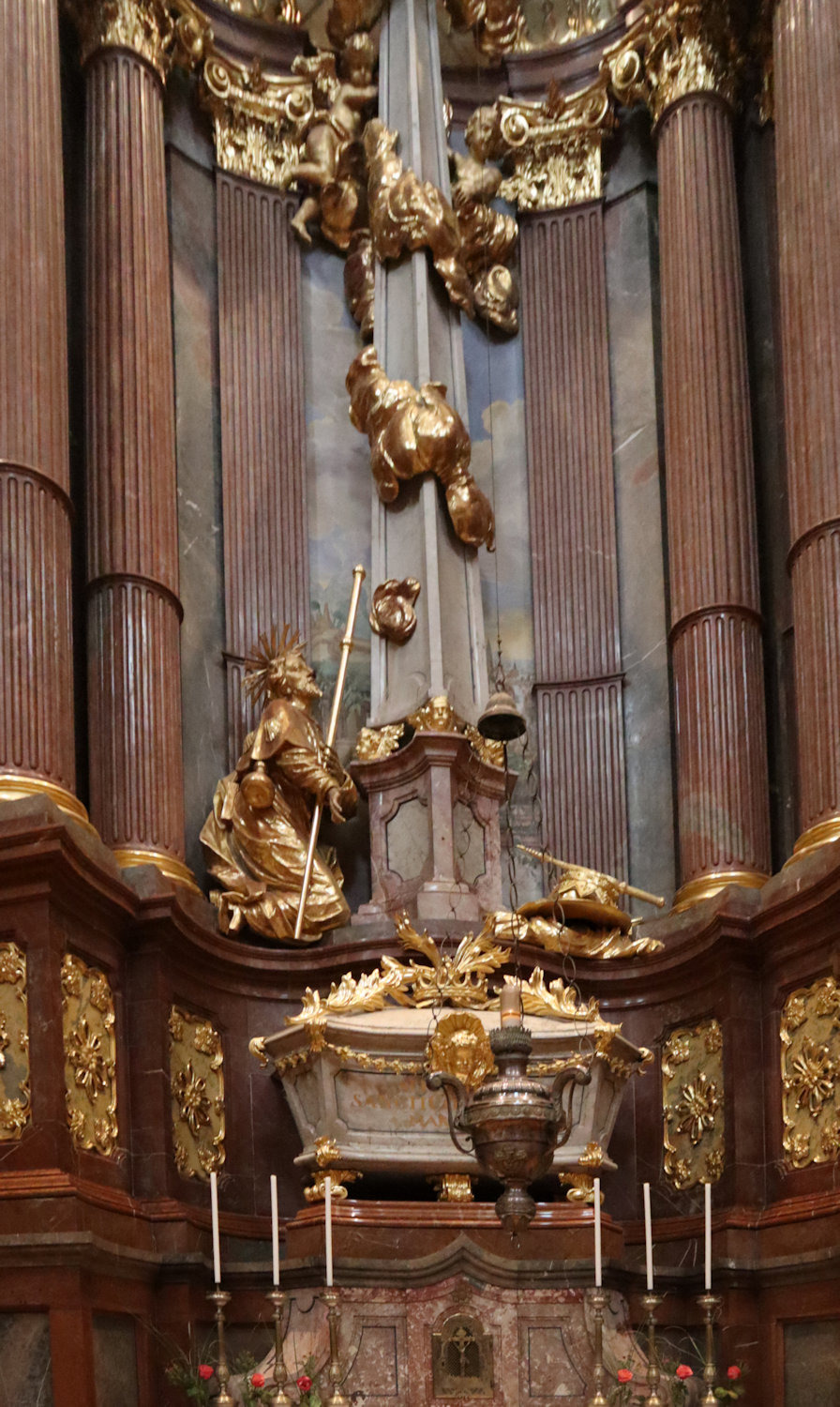 Antonio Maria Niccolò Beduzzi: Koloman-Altar mit seinem Sarkophag, um 1720, in der Kirche im Stift Melk