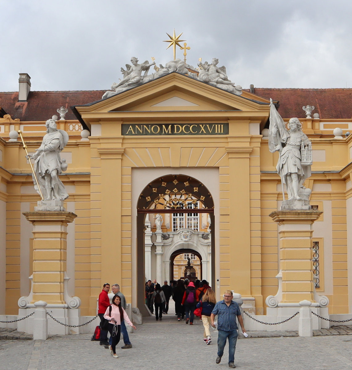 Ostportal des Stiftes Melk mit Statuen von Koloman (links) und Leopold III., die 1716 von Lorenzo Mattielli entworfen wurden