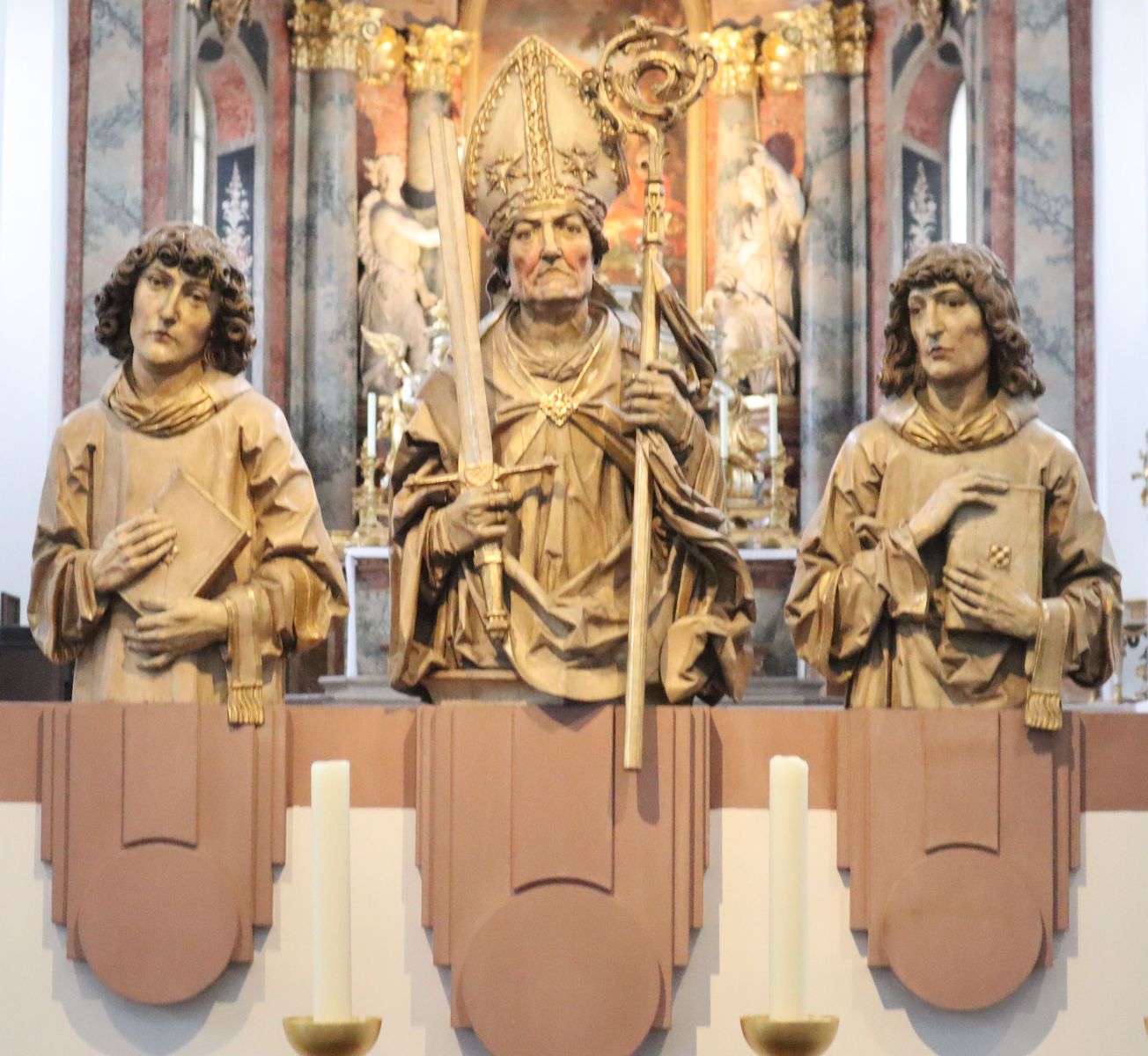 Statuen: Bischof Kilian (Mitte) mit Kolonat und Totnan, Kopien nach den im 2. Weltkrieg zerstörten Originalen von Tilmann Riemenschneider, um 1890, im Neumünster in Würzburg