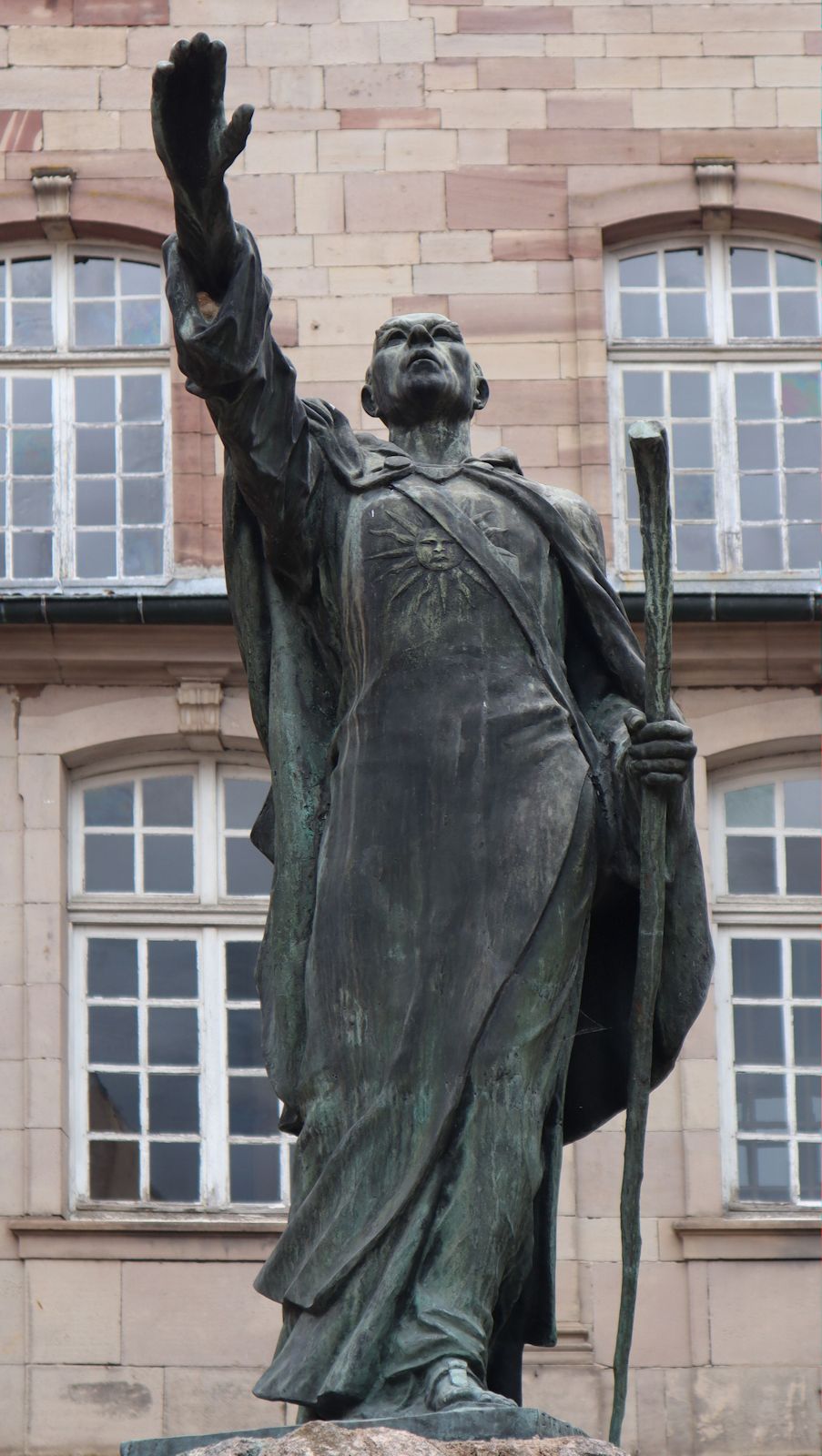 Eugène Traut: Statue, 1939, vor dem ehemaligen Kloster Luxeuil