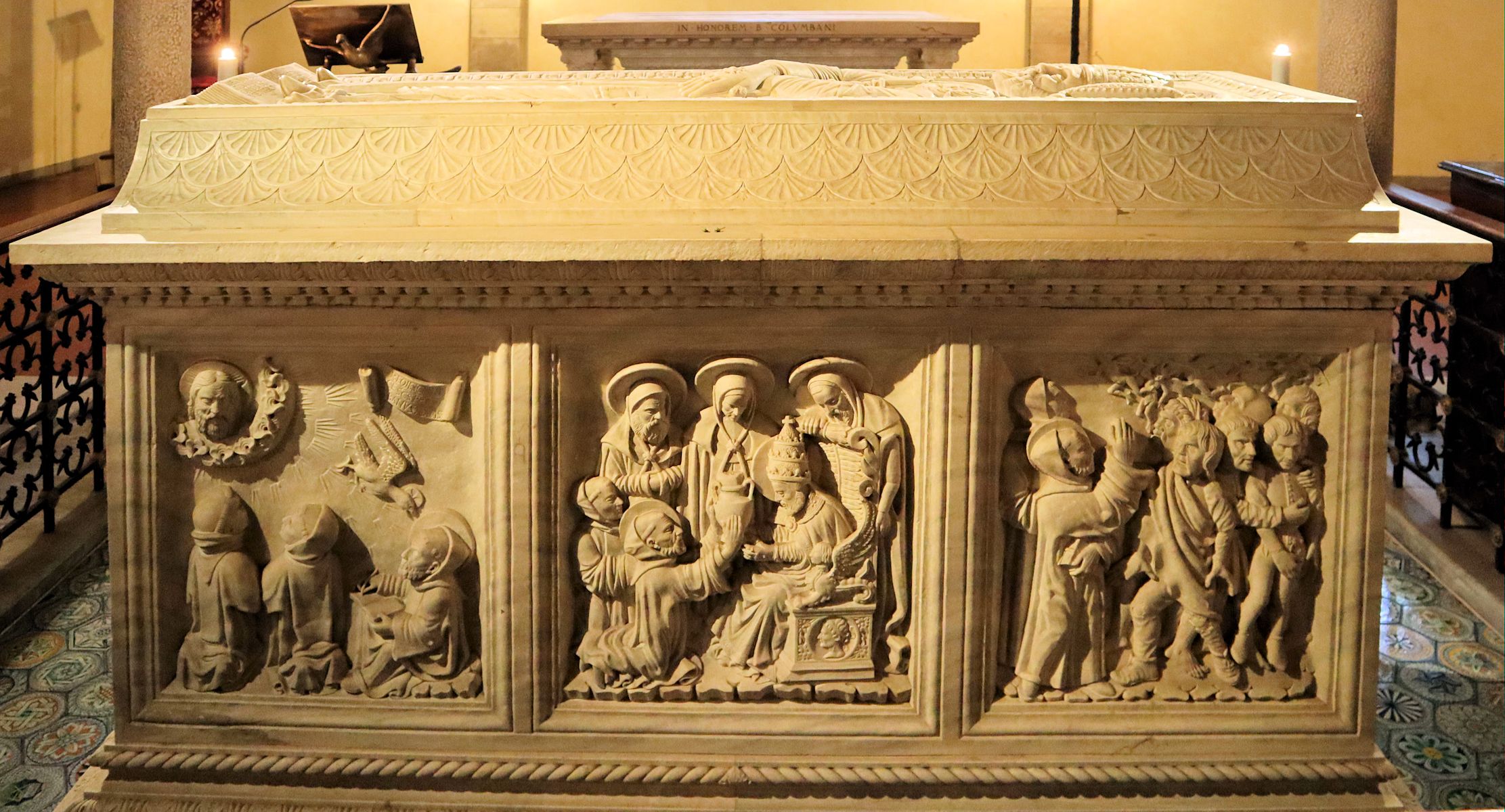 Kolumbans Sarkophag, 1480, in der Krypta der ehemaligen Klosterkirche in Bobbio