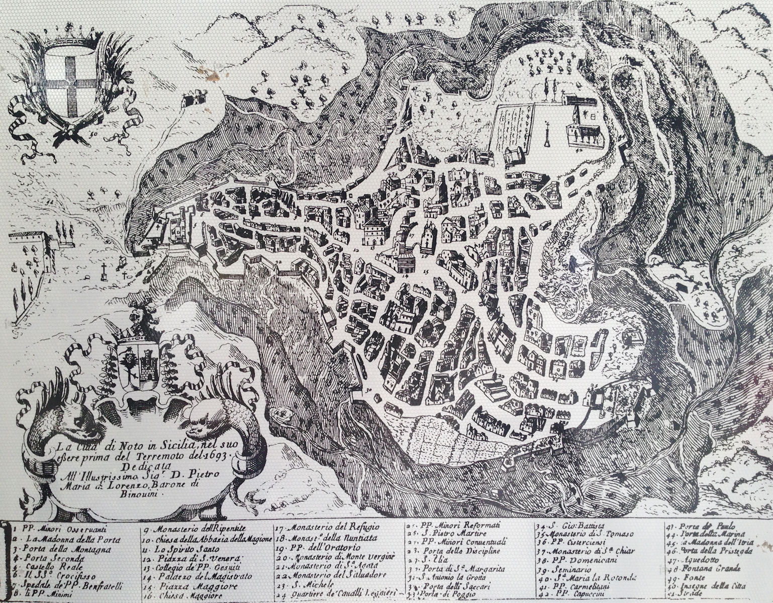 Ansicht von noto antica mit Krankenhaus (7) und Nikolaus-Kirche (16), kurz vor dem Erdbeben von 1693 erstellt, heute Schautafel am Eingang des Ruinenfeldes