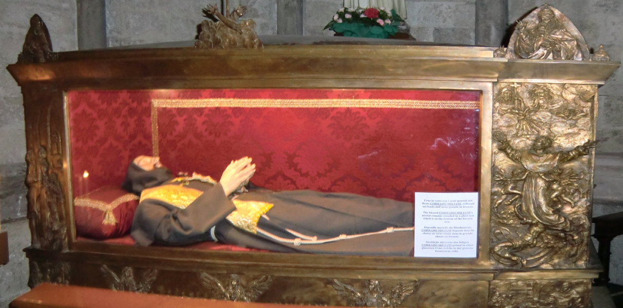 Konrads Leichnam im Glassarg in der  Franziskanerkirche in Ascoli Piceno