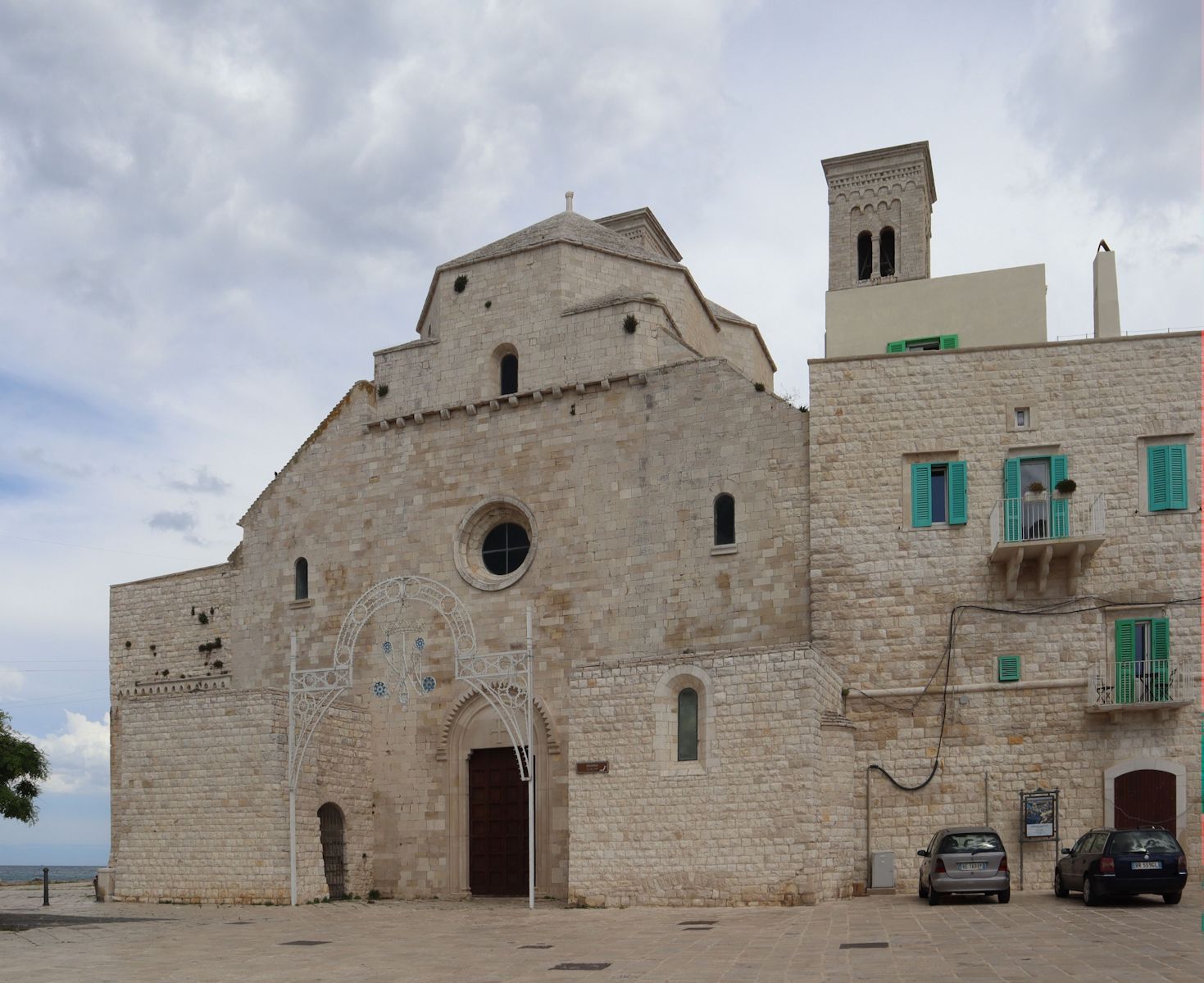 wehrhaft und direkt am Meer: die nun Konrad geweihte alte Kathedrale in Molfetta