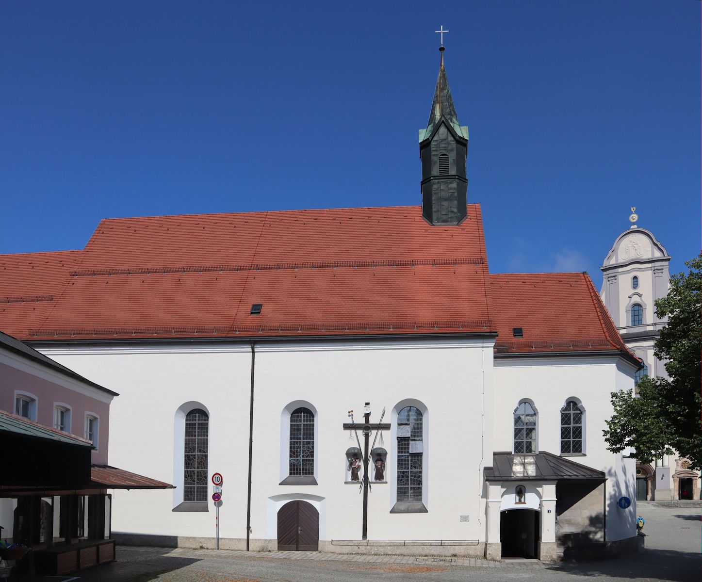 Kloster St. Konrad in Altötting, dahinter die Basilika St. Anna
